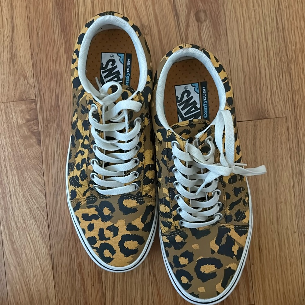 Vans cheetah men’s 7.5 women’s 9